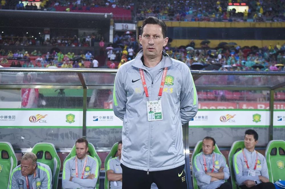 由切尔西坐 由切尔西坐