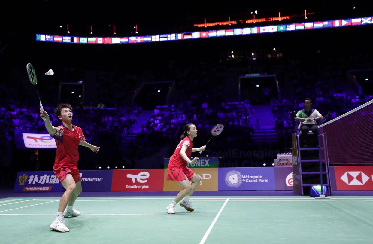 球迷们拭目 球迷们拭目